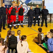 Bezpieczeństwo podczas ferii. Wizyta ratowników i funkcjonariuszy w szkole