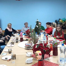 Obchody Dnia Babci i Dziadka. Wiersze, śpiewy i prezenty od dzieci
