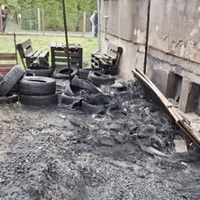 Paliły się opony. Nadpaleniu uległ budynek mieszkalny