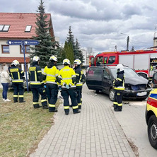 Wypadek na skrzyżowaniu. Zderzyły się dwie osobówki 