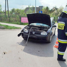 Zderzenie dwóch aut i rowerzysty. 68-latek zabrany do szpitala