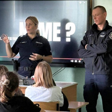 Policjanci o hejcie i przemocy rówieśniczej. Spotkanie w Strzelewie