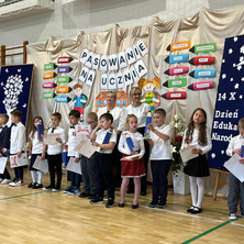 Pierwszaki oficjalnie na pokładzie. Pasowanie w gminnych szkołach