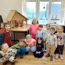 Lekcja biblioteczna. Dzieci odkrywały przygody Ani i Świętego Mikołaja