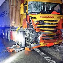 Zderzenie ciężarówki z busem na S5. Jedna osoba trafiła do szpitala